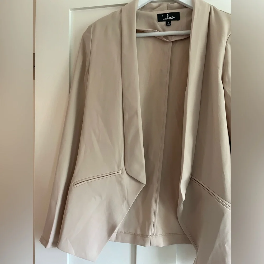 ✨📋 Lulu’s Miss Punctuality Taupe Lightweight Blazer - S📋✨ - Picture 8 of 11